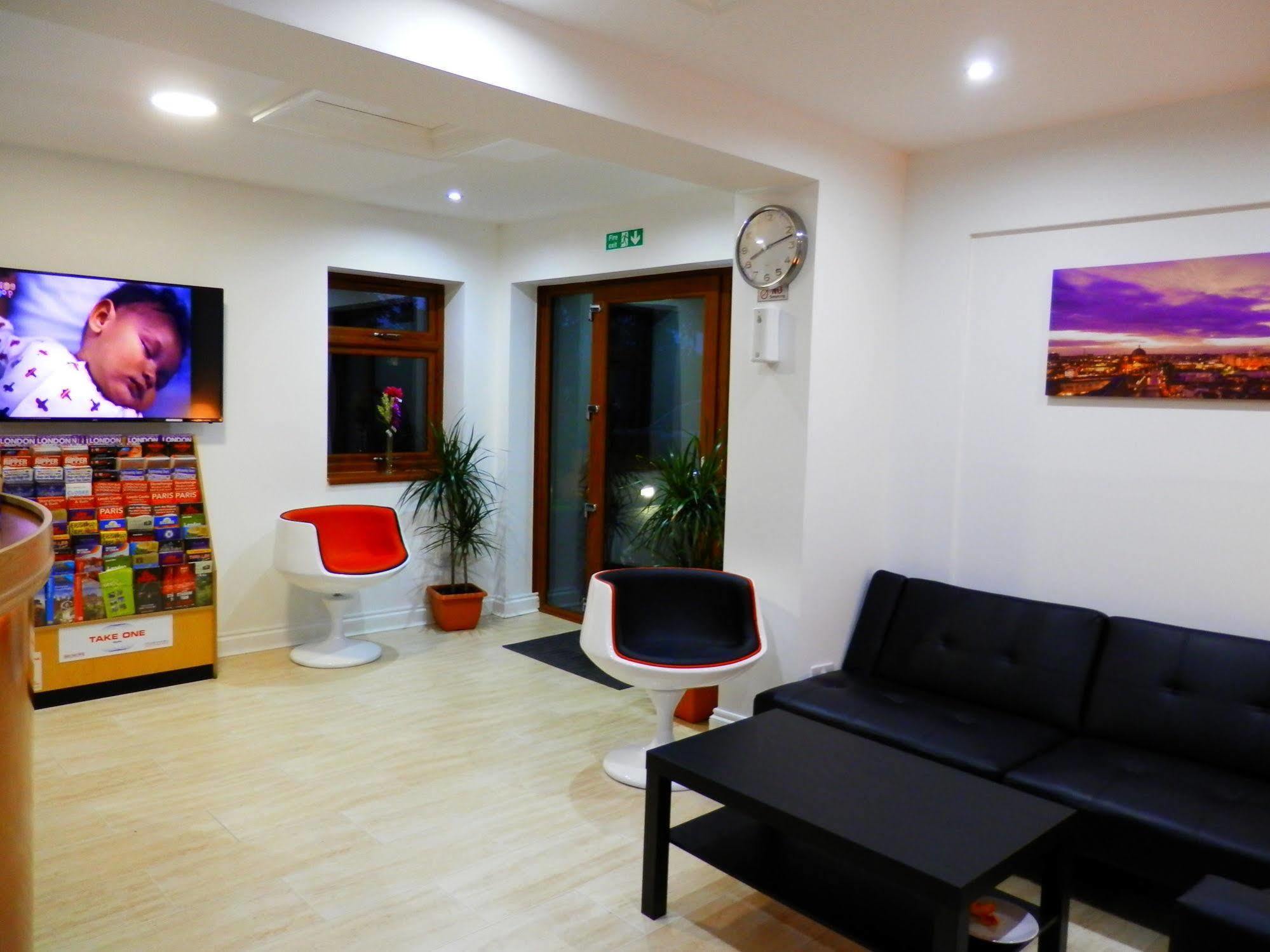 ハウンズロー Heathrow Travellers Hub Bed & Breakfast エクステリア 写真