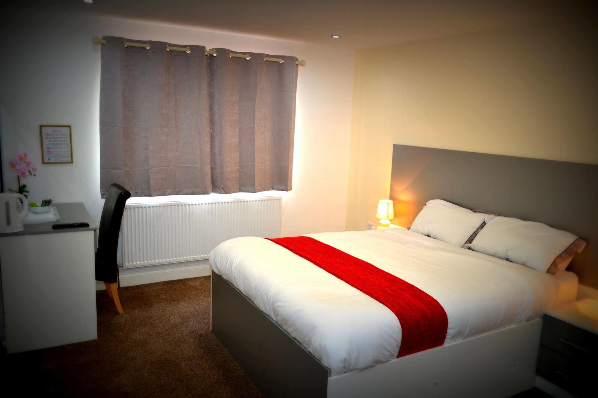 ハウンズロー Heathrow Travellers Hub Bed & Breakfast エクステリア 写真
