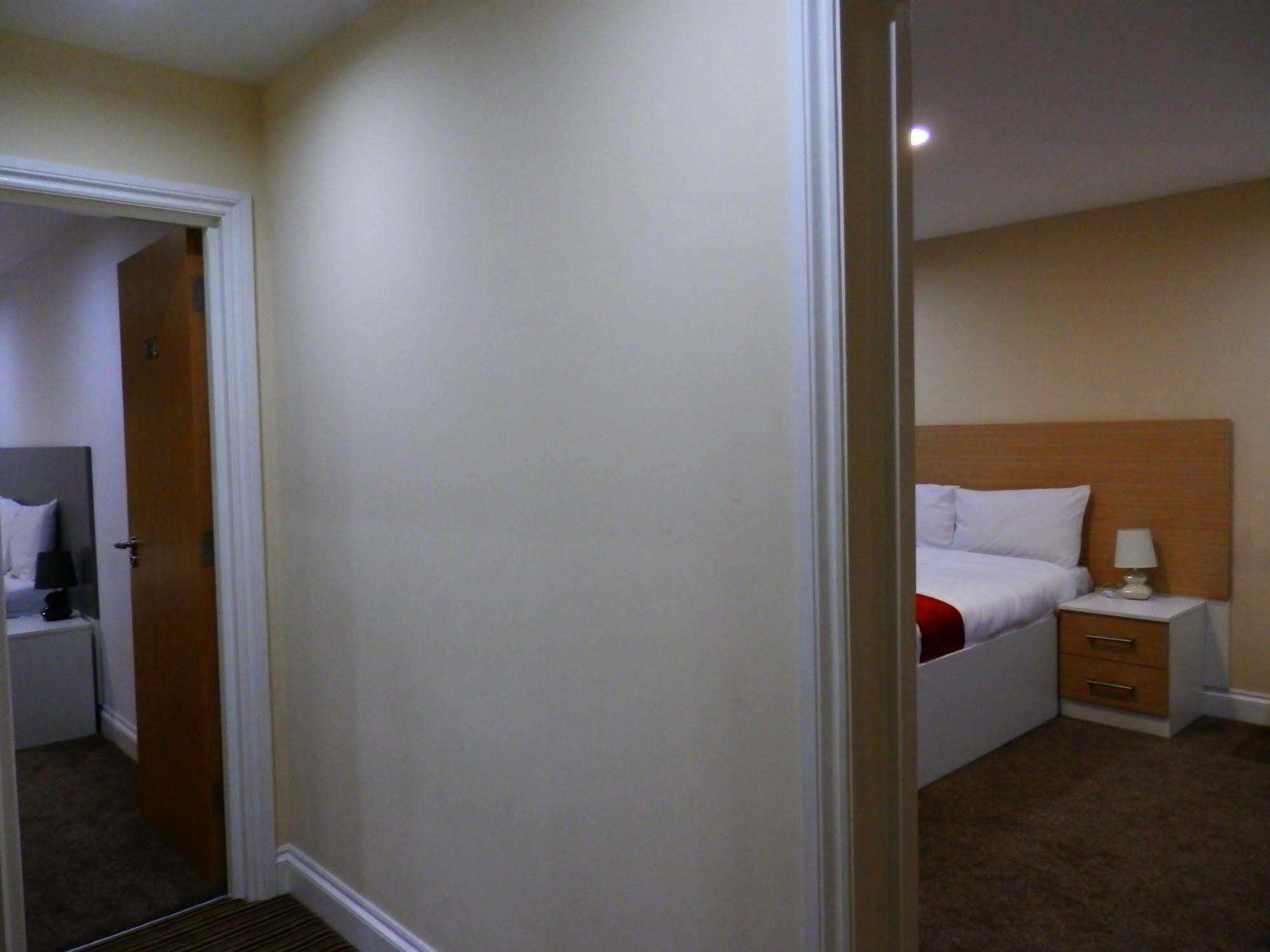 ハウンズロー Heathrow Travellers Hub Bed & Breakfast エクステリア 写真
