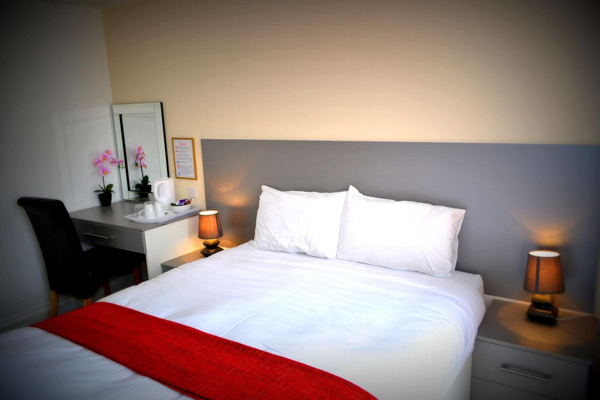 ハウンズロー Heathrow Travellers Hub Bed & Breakfast エクステリア 写真
