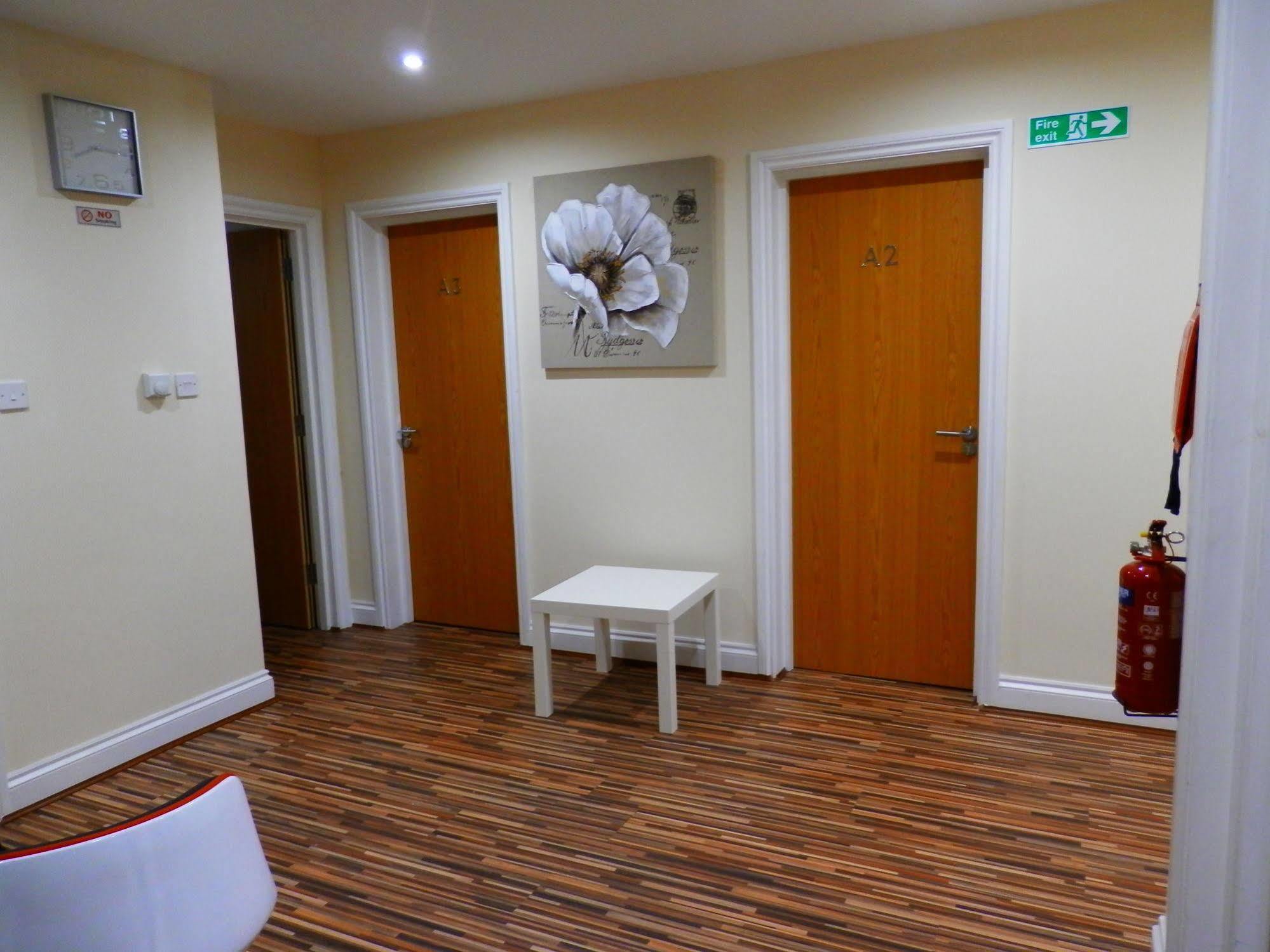 ハウンズロー Heathrow Travellers Hub Bed & Breakfast エクステリア 写真
